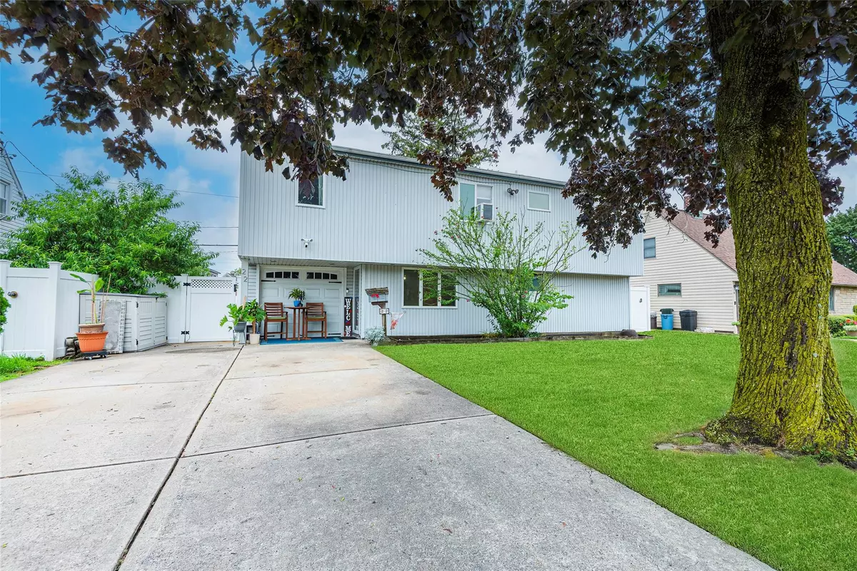 Levittown, NY 11756,22 Lowland RD