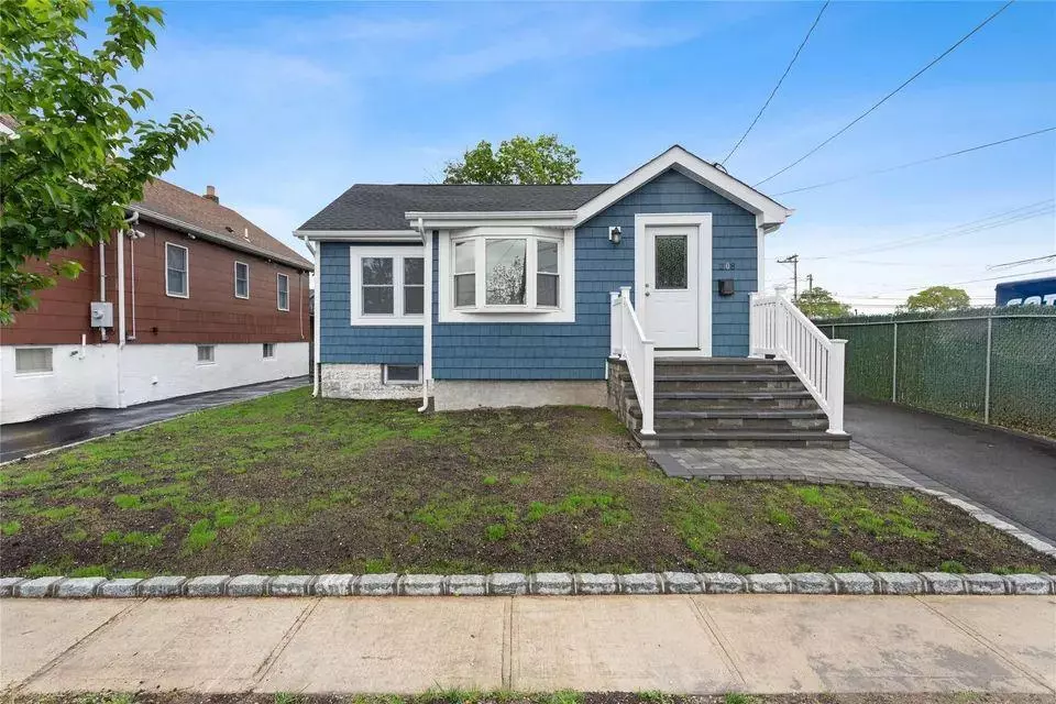 Lindenhurst, NY 11757,208 W Alhambra AVE