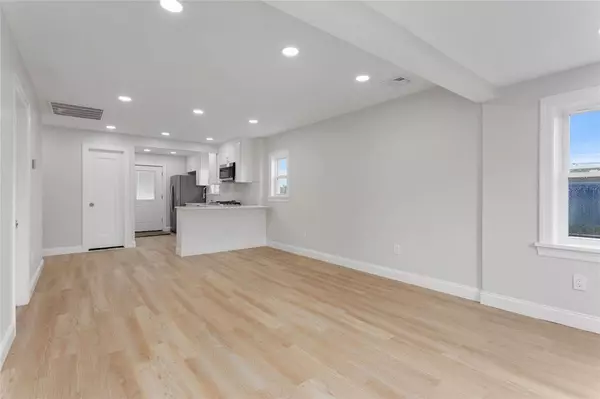 Lindenhurst, NY 11757,208 W Alhambra AVE