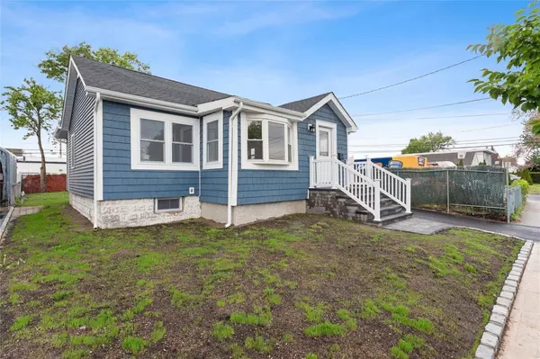 Lindenhurst, NY 11757,208 W Alhambra AVE