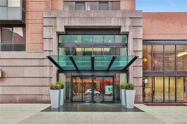 White Plains, NY 10606,4 Martine AVE #1121
