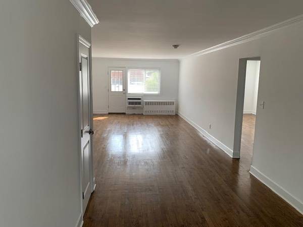 Jericho, NY 11753,560 Dawson LN