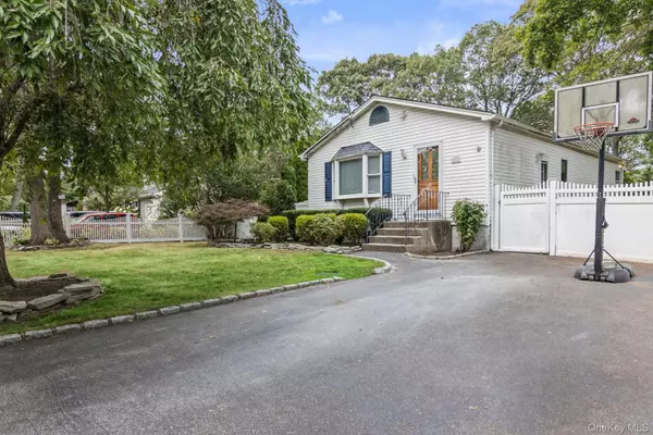 Shoreham, NY 11786,21 Fox LN