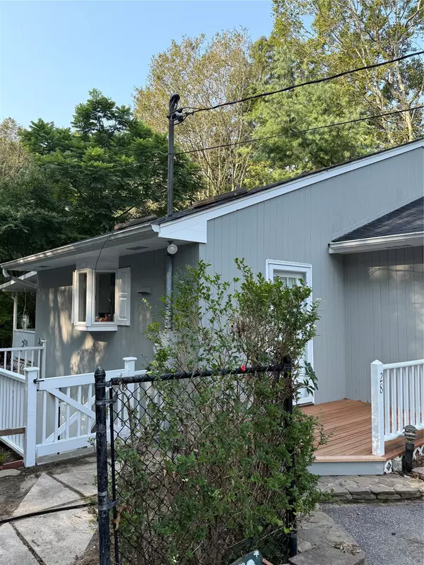 Southampton, NY 11968,28 Apple RD