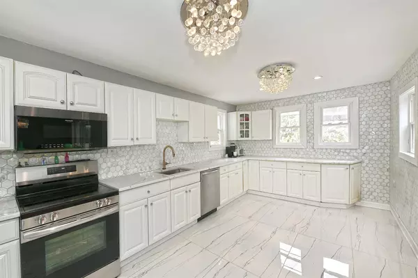 Huntington, NY 11743,5 Shadywood CT