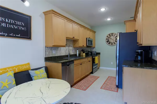 Shirley, NY 11967,64 Greentree CT