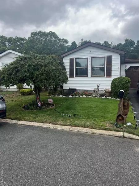 93 Village CIR, Manorville, NY 11949