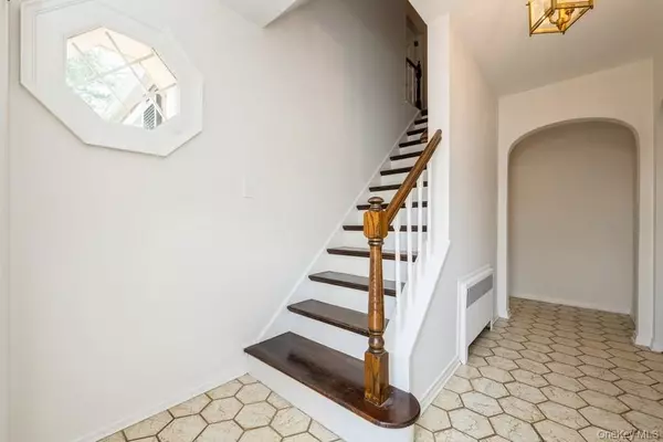 East Hills, NY 11577,2 Short ST