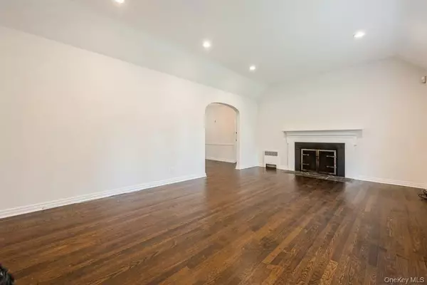East Hills, NY 11577,2 Short ST