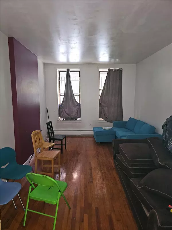 New York (manhattan), NY 11029,233 E115 st East 115 st