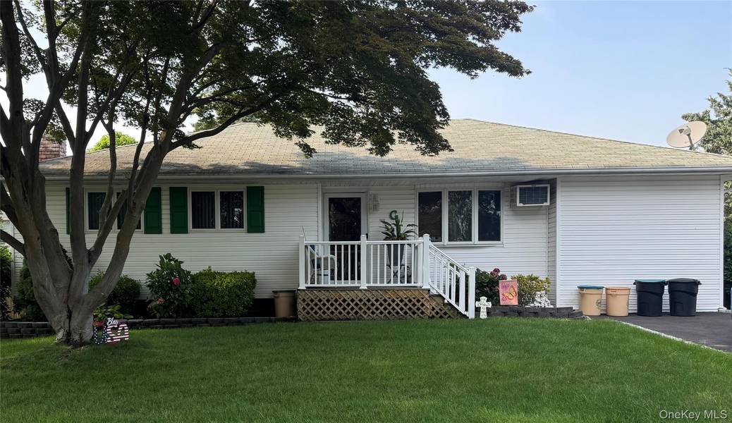 215 Muriel ST, Holbrook, NY 11741