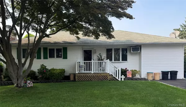 215 Muriel ST, Holbrook, NY 11741