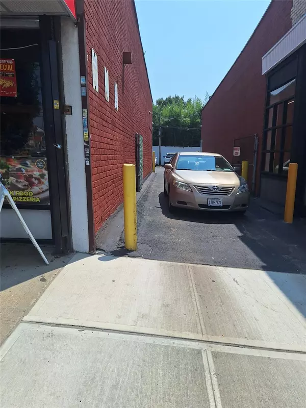 Fresh Meadows, NY 11366,18018 Union TPKE #Ground Fl