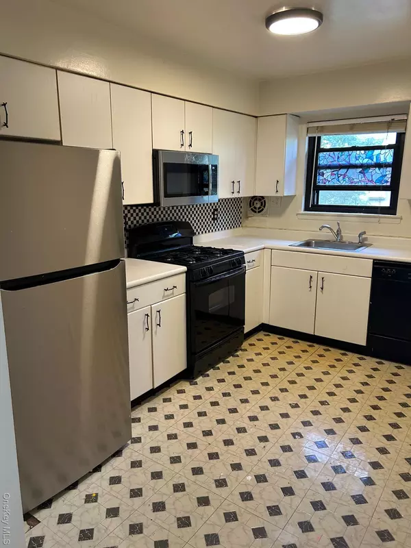 Spring Valley, NY 10977,220 Sneden PL #220