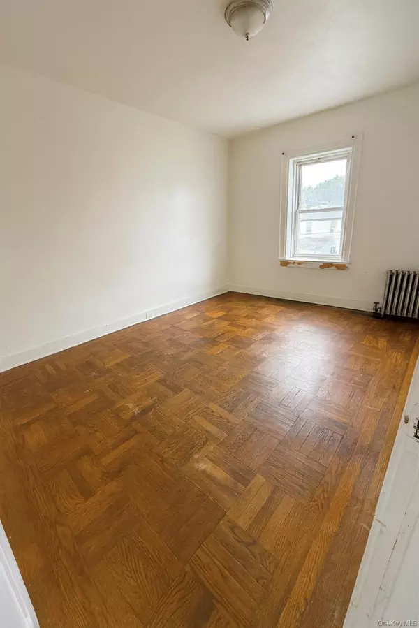 Woodhaven, NY 11421,92-17 95th Street