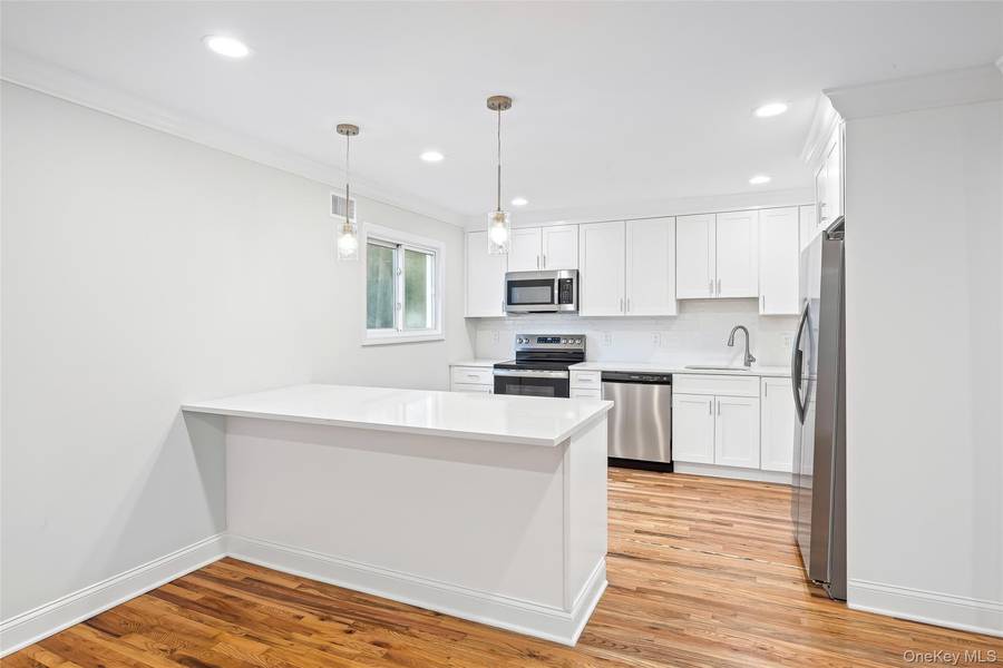 76 Teddy CT, Ronkonkoma, NY 11779