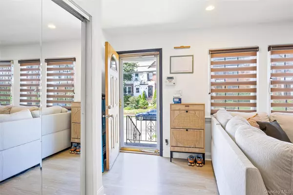 Valley Stream, NY 11581,375 Cochran PL