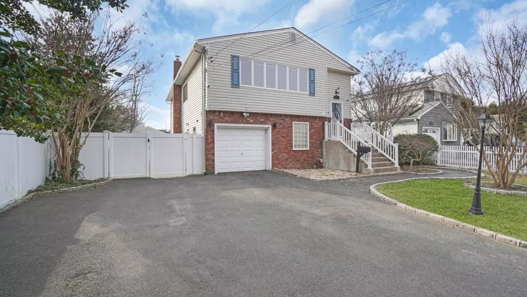 23 Madeline LN, West Babylon, NY 11704