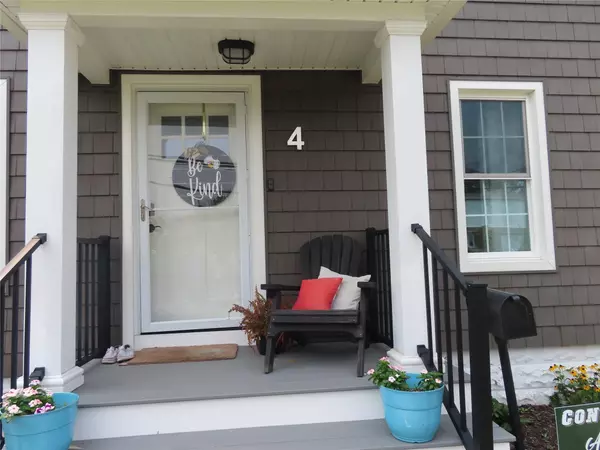 4 Granada Pkwy ##2, Lindenhurst, NY 11757