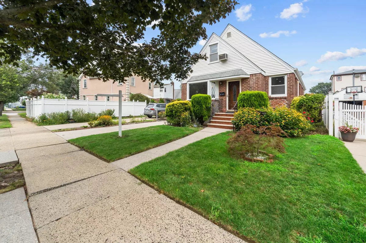 Floral Park, NY 11001,8441 265th ST