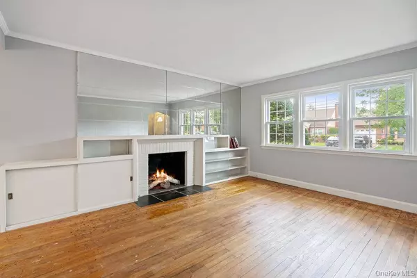 New Hyde Park, NY 11040,28 Redwood RD