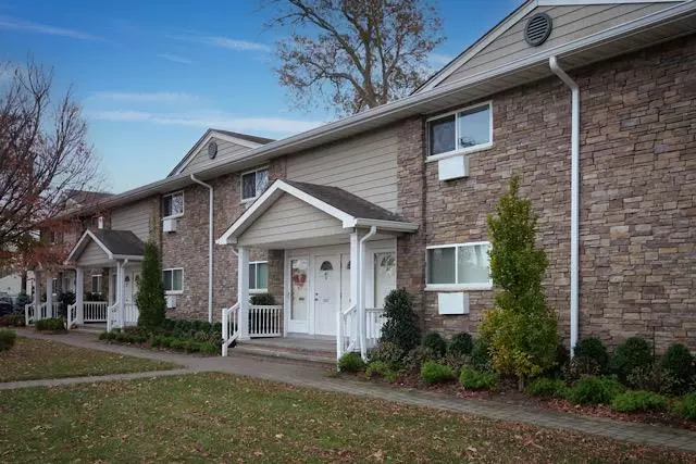 100 Friendly CT #FC64, Babylon, NY 11704