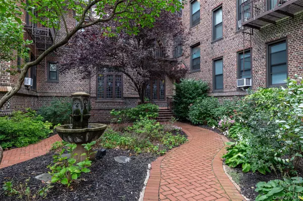 Rockville Centre, NY 11570,12 Hempstead AVE #2