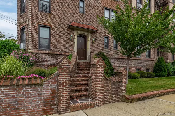 Rockville Centre, NY 11570,12 Hempstead AVE #2