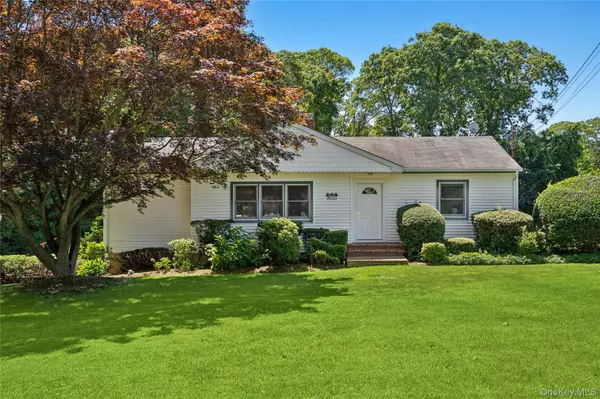 9 Squiretown RD, Hampton Bays, NY 11946