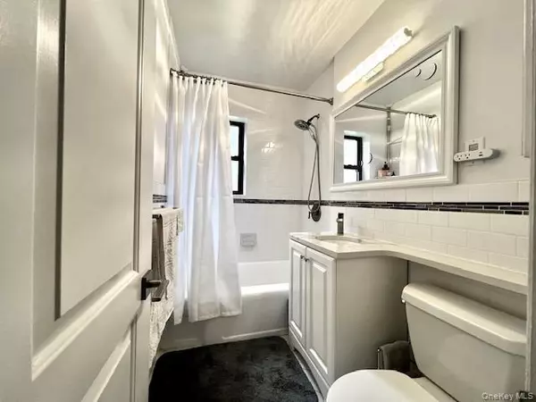 Oakland Gardens, NY 11364,74-80 220 ST #292B1