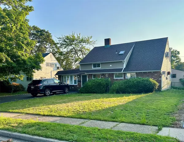 26 Atlas LN, Hicksville, NY 11801