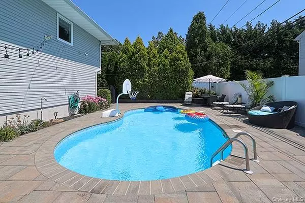 Plainview, NY 11803,12 Barnum AVE