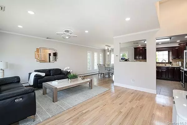 Plainview, NY 11803,12 Barnum AVE