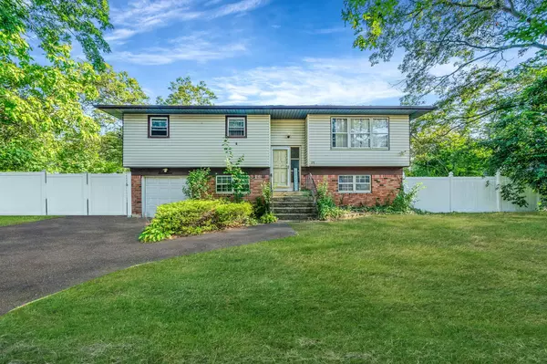 17 Wright ST, West Babylon, NY 11704
