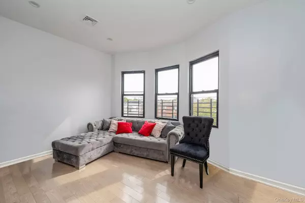 Bronx, NY 10469,955 Tilden ST