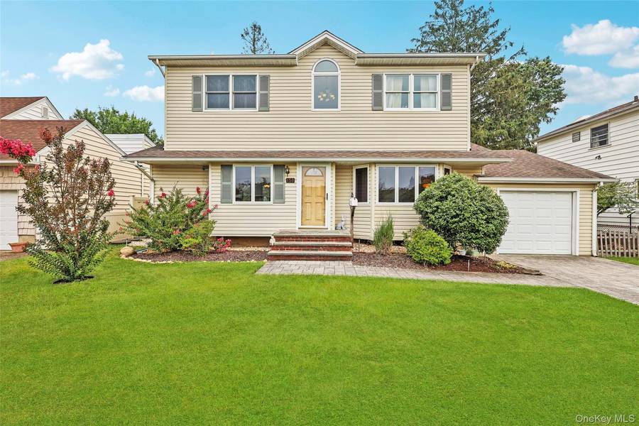 150 Dartmouth DR, Hicksville, NY 11801