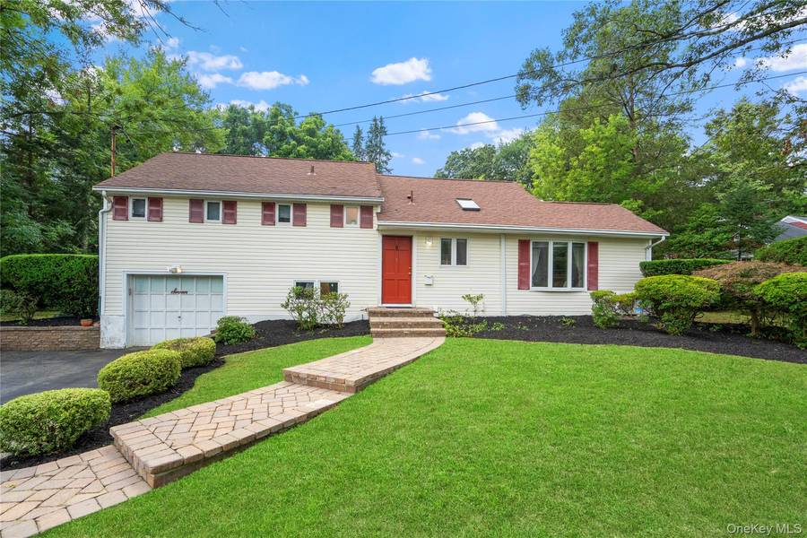 7 Meriden PL, Melville, NY 11747