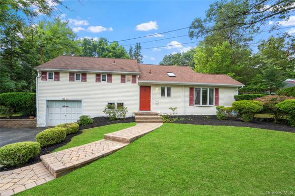7 Meriden PL, Melville, NY 11747