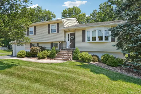 Washingtonville, NY 10992,17 Hampshire DR