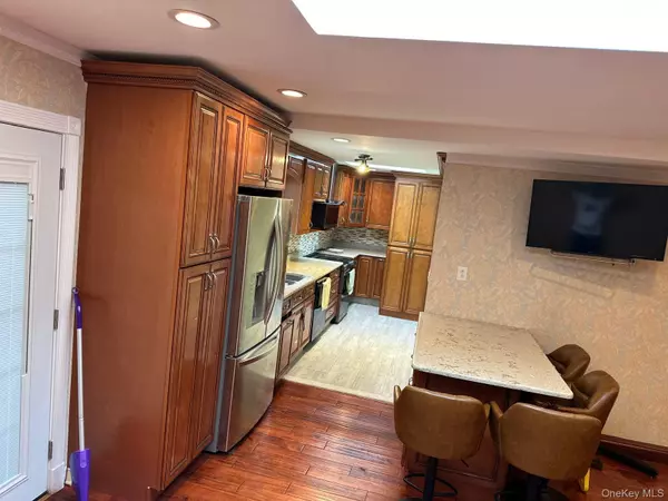 Westbury, NY 11590,899 Bowling Green DR