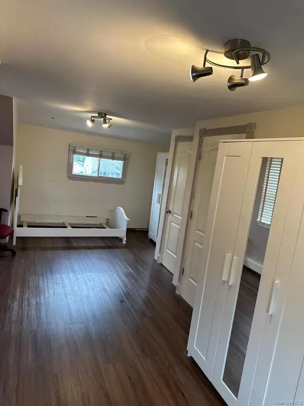 Westbury, NY 11590,899 Bowling Green DR