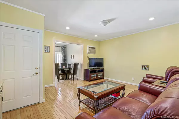 Astoria, NY 11105,21-15 38th ST