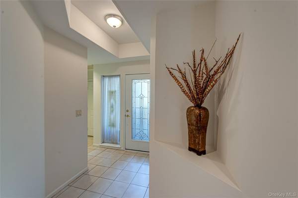 Plainview, NY 11803,93 Carriage LN #Avon Lower