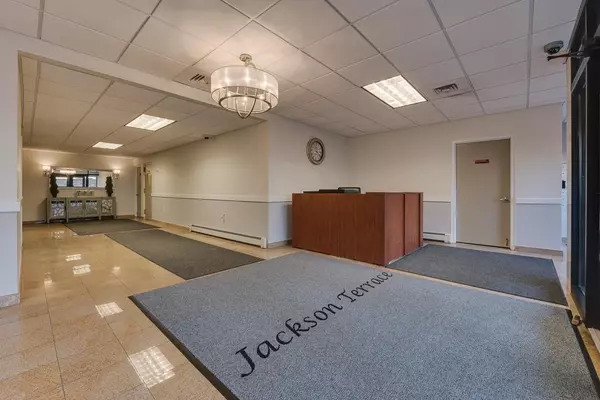 Mineola, NY 11501,101 Jackson AVE #2J
