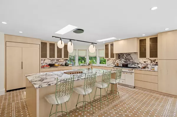 East Quogue, NY 11942,12 Honeysuckle LN