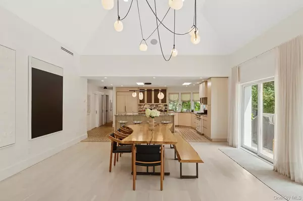 East Quogue, NY 11942,12 Honeysuckle LN