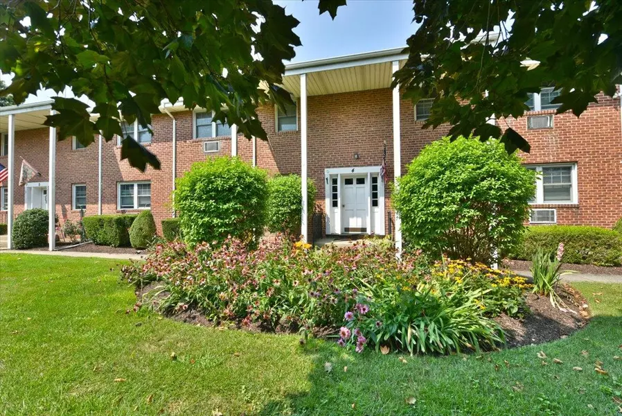 295 Merrick RD #4A, Amityville, NY 11701