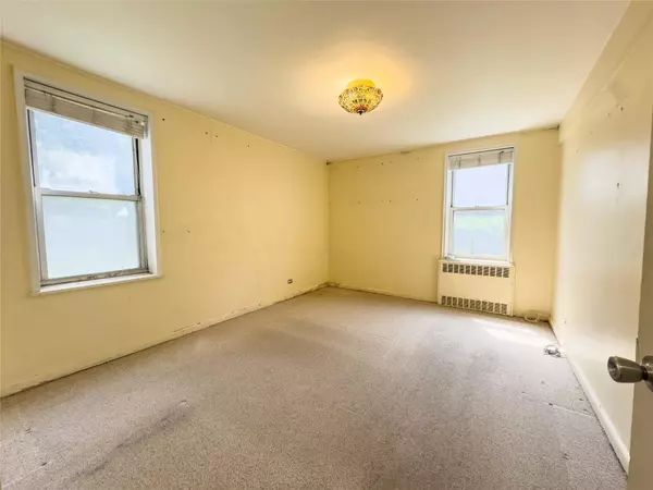 Bronx, NY 10471,5615 SW Netherland AVE #1E