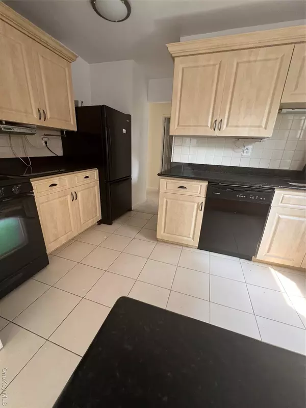 Yonkers, NY 10710,4 Sadore LN #5G