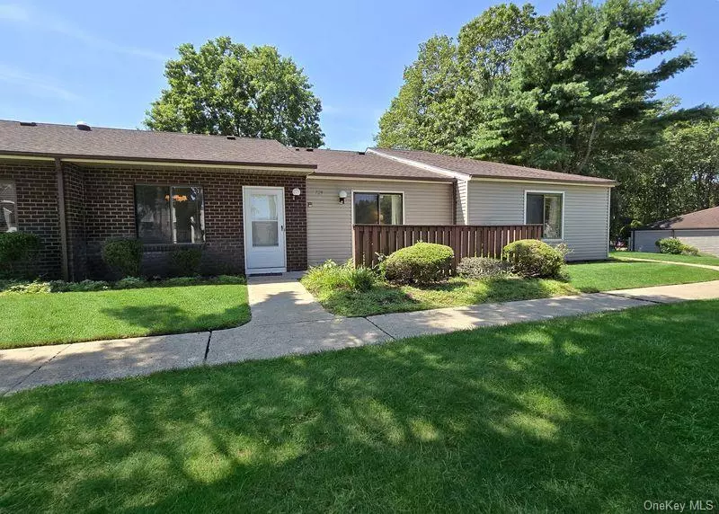 729 Hilltop CT #729, Coram, NY 11727